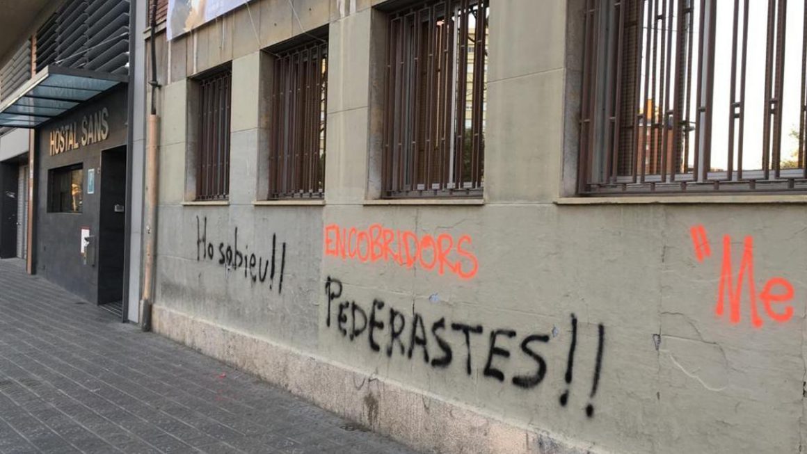 Pintadas en la fachada del colegio Maristas de Barcelona por los abusos sexuales de Joaquín Benítez