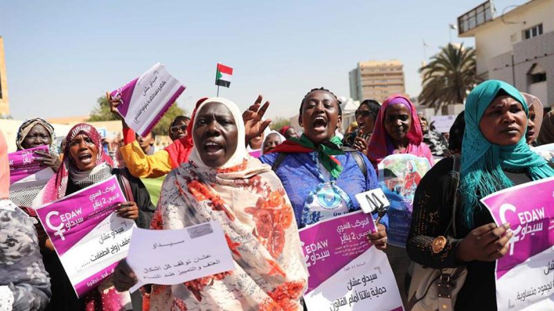 Mujeres se manifiestan en favor de la igualdad salarial y la abolición de las leyes discriminatorias contra ellas, en Jartum, Sudán, en enero. EFE/EPA/MORWAN ALI