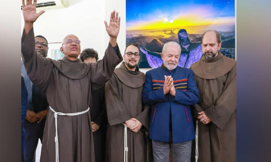 Lula Da Silva con un grupo de clérigos