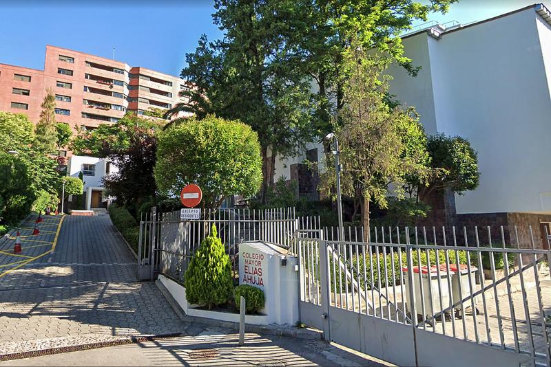 La entrada del Colegio mayor Elías Ahúja, en Madrid.
