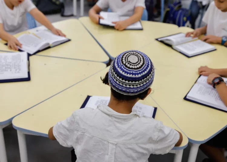 Estudiantes israelíes vistos en el primer día de clases en una escuela en Jerusalén, el 1 de septiembre de 2022. (Olivier Fitoussi/Flash90)