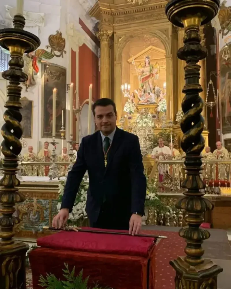 El Alcalde de Córdoba entrega el Bastón de Mando a San Rafael en el día de su festividad en una misa votiva celebrada por el obispo