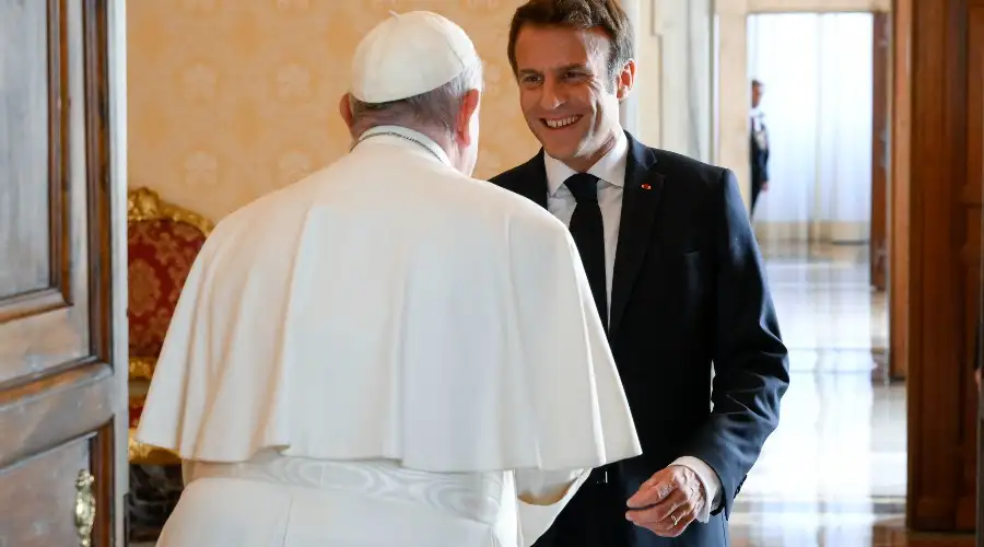 El Papa Francisco recibe a Emmanuel Macron. Crédito: Vatican Media