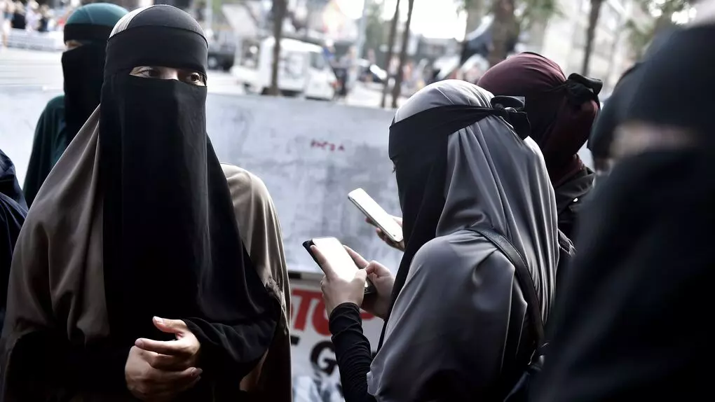 Mujeres musulmanas cubiertas protestan contra la prohibición del niqab en Dinamarca. EFE
