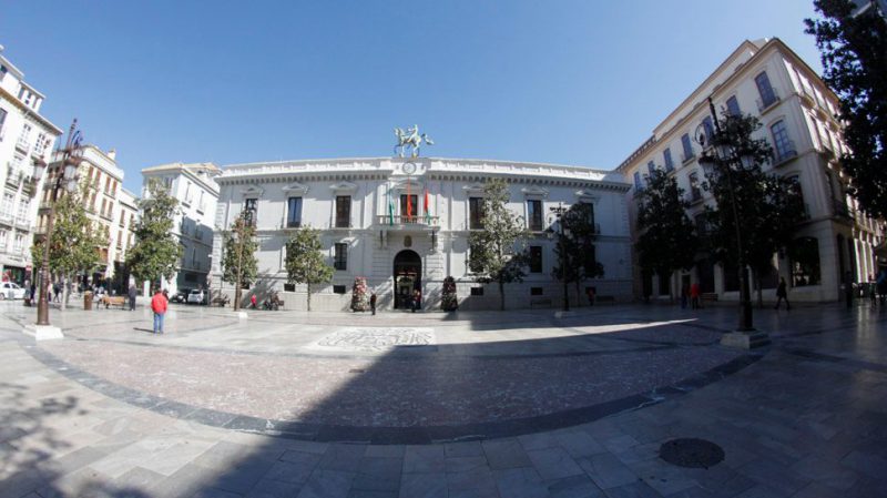 Plaza del Carmen con la portada del Ayuntamiento de Granada