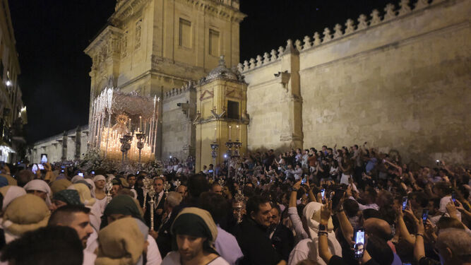 Procesión de la Virgen de la Paz y Esperanza en el entorno de la Mezquita-Catedral. / Juan Ayala