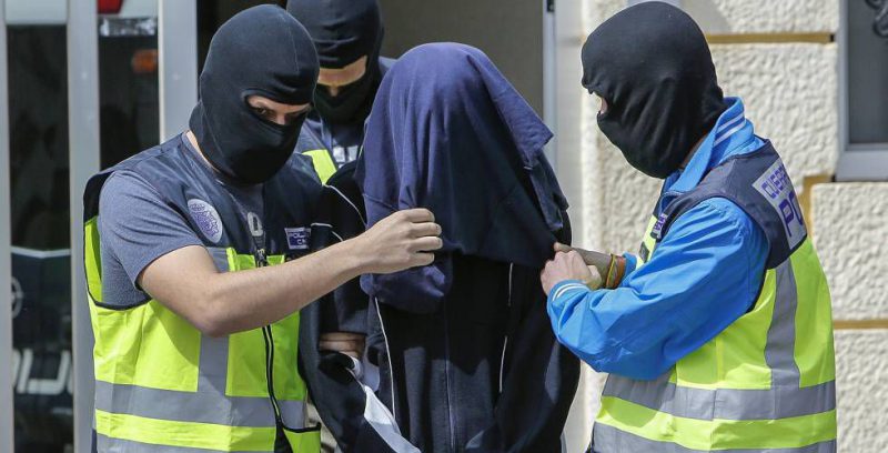 Agentes de la Policía Nacional trasladan a un detenido por terrorismo yihadista, en septiembre de 2019.Mónica Torres