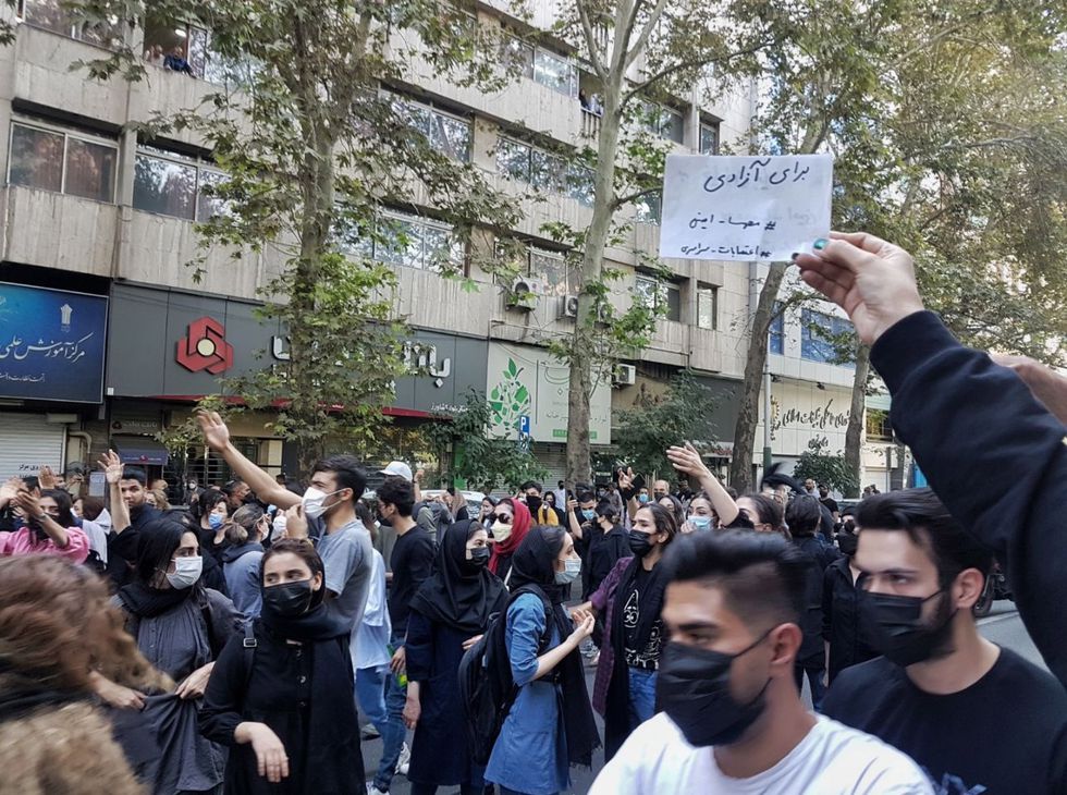 Un grupo de jóvenes corta una calle en Teherán el pasado día 1 en protesta por la muerte de Mahsa Amini, detenida por no llevar correctamente el hiyab.STR