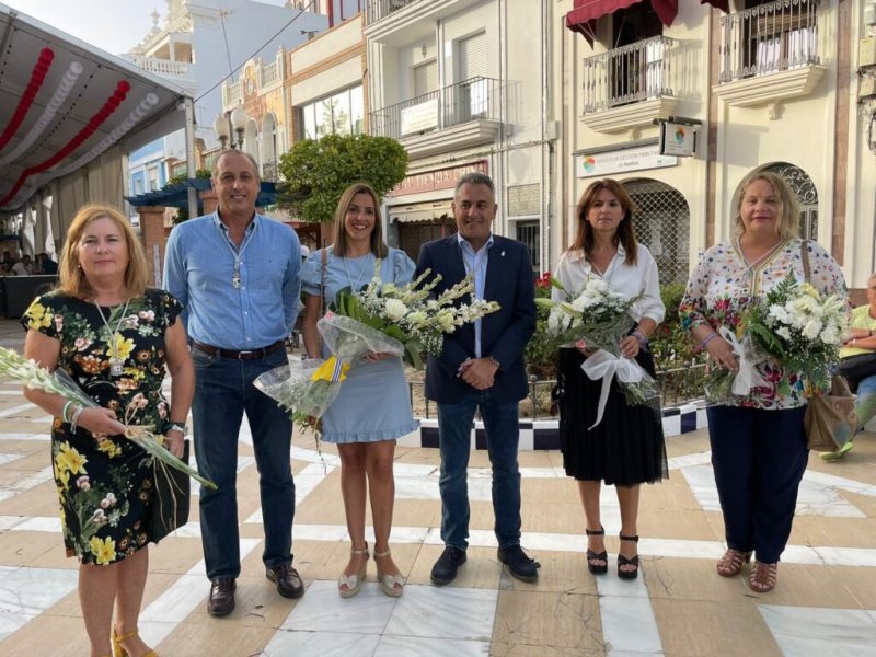 El alcalde (PSOE) de Isla Cristina (Huelva) realiza una ofrenda floral a la Virgen del Rosario