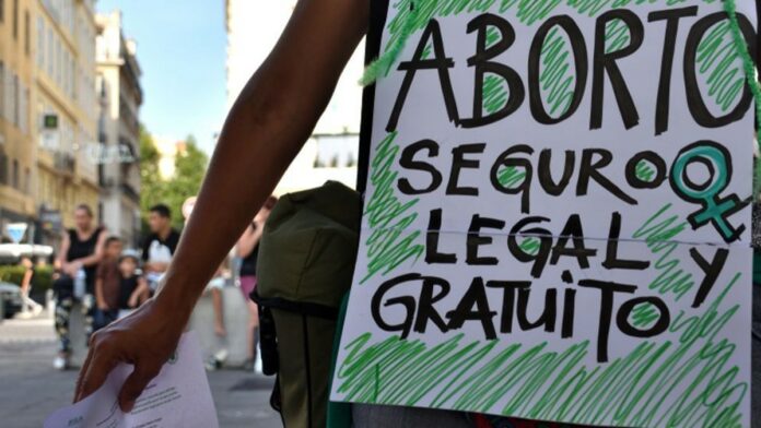 Imagen de archivo de una mujer con una pancarta en favor del aborto. | SHUTTERSTOCK