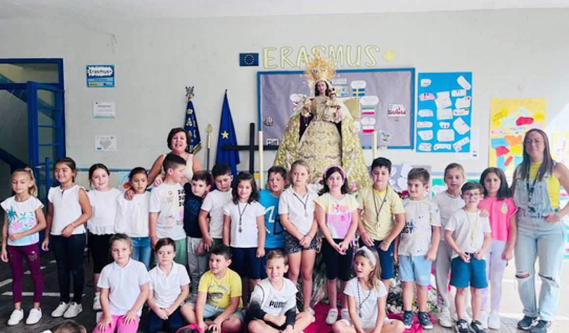 Un grupo de alumnos del CEIP Maestra Caridad Ruiz junto a la Virgen María de La Algaida