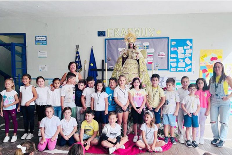 Un grupo de alumnos del CEIP Maestra Caridad Ruiz junto a la Virgen María de La Algaida