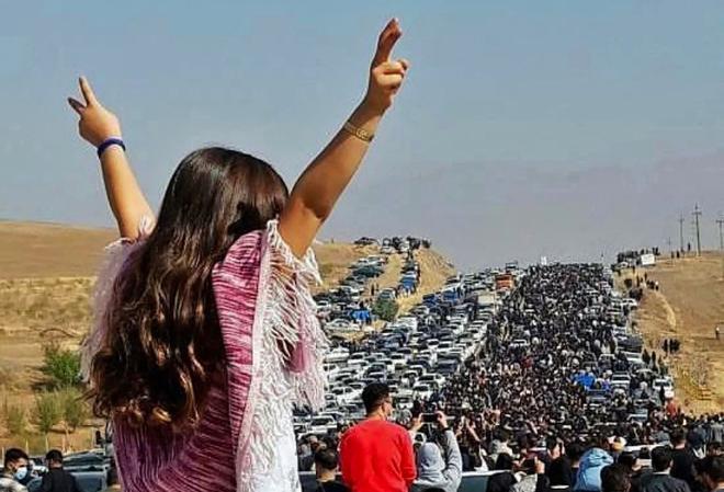 Cientos de manifestantes marchan hacia el cementerio de Saqqez para rendir homenaje ante la tumba de Mahsa Amini, este miércoles. /
