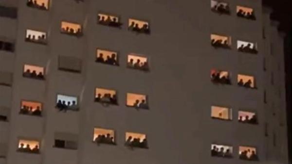 Fotograma del video de los insultos y gritos machistas del Colegio Mayor Elías Ahúja.