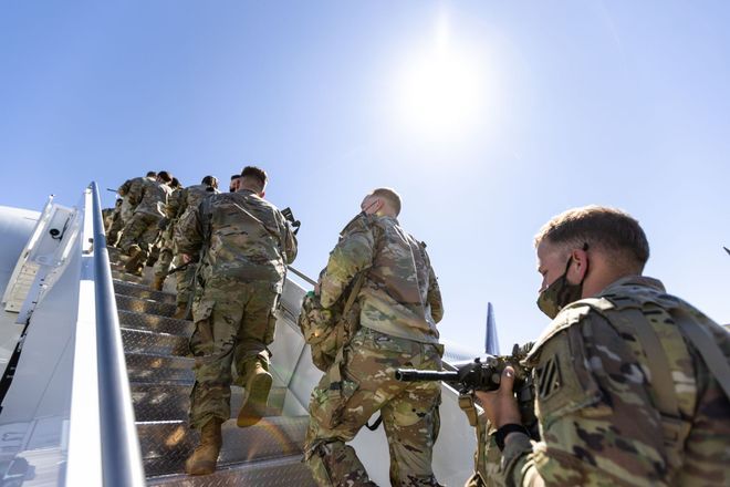Soldados estadounidenses se preparan para abordar un avión, en una fotografía de archivo. EFE/Hunter Cone