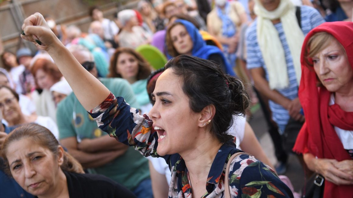 Una mujer grita en una concentración frente a la embajada de Irán/