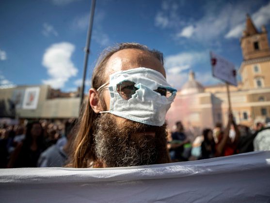 Protesta contra el uso de las mascarillas. (EFE/Massimo Percossi)