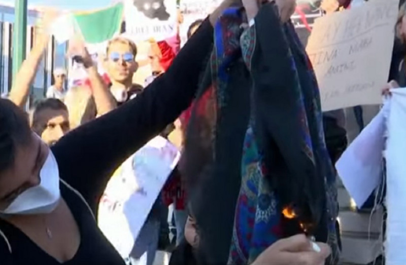 Una mujer prende fuego a un pañuelo en una protesta por la muerte de la joven iraní Mahsa Amini. France24