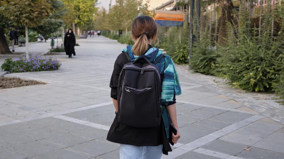 Una joven camina sin velo por una calle de Teherán, en Irán.JAIME LEÓN / EFE