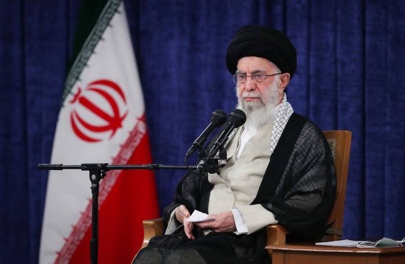 El ayatolá Ali Khamenei, líder supremo iraní, durante una reunión con miembros del Consejo de Discernimiento de Conveniencia iraní, en Teherán (12.10.2022). Foto: Gobierno iraní, EFE