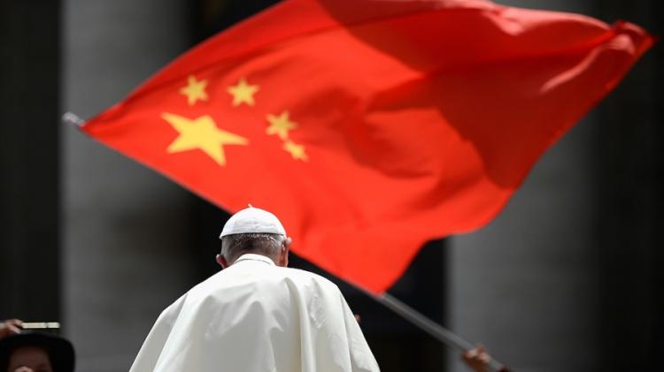El papa junto ante una bandera china