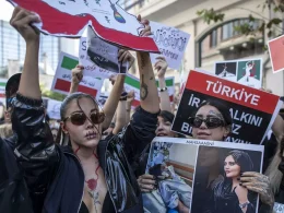 Manifestación de mujeres por el asesinato de Mahsa Amini en Turquía.