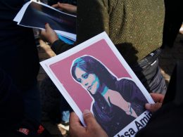 Manifestción en protesta por la muerte de Mahsa Amini