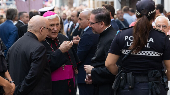 El obispo, Rafael Zornoza, dialoga con su vicario general en la procesión de la Patrona el pasado 7 de octubre. / Jesús Marín