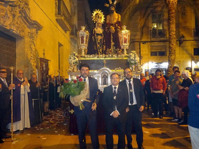 Barcala, alcalde de Alicante, recibe a la Cofradía del Ecce-Homo en la plaza de la Santa Faz durante la procesión homenaje de los 75 años