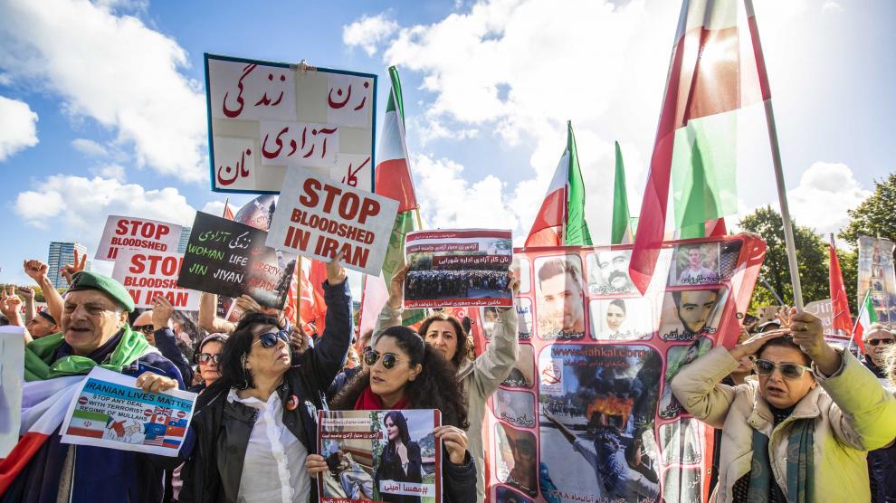 Activistas manifestándose en contra del régimen iraní por la muerte de Mahsa Amini / EFE