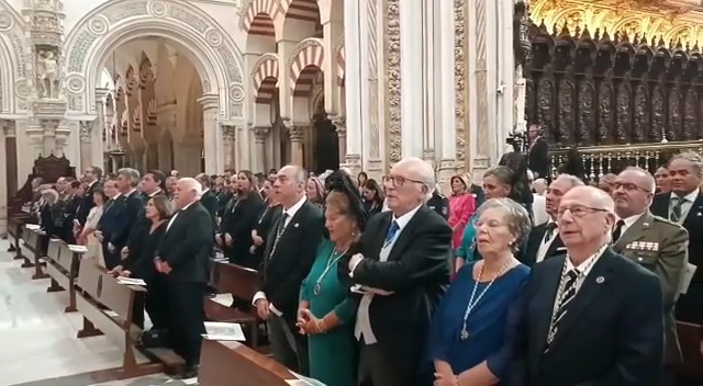 El presidente del Parlamento, el alcalde de Córdoba y numerosas autoridades civiles y militares en la coronación de la Virgen de la Paz realizada por el obispo