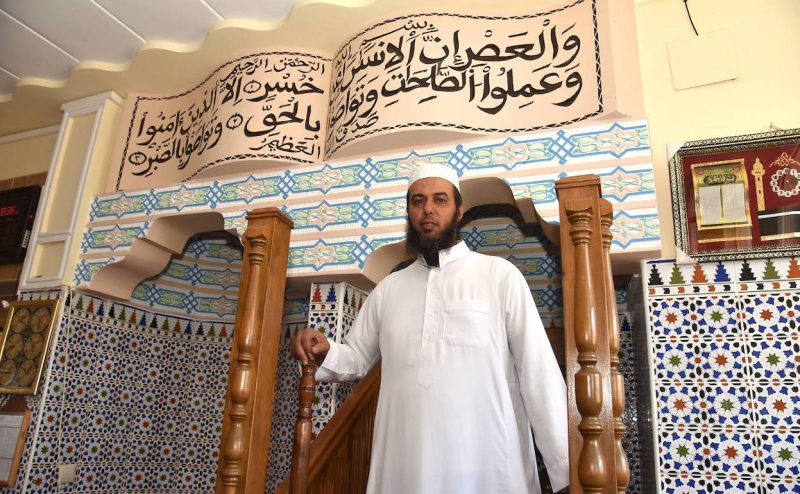 Yahya Benaouda en el interior de la mezquita de Talayuela en 2017. / HOY