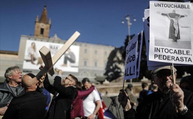 Manifestacion en Roma para protestar por los abusos sexuales en la Iglesia católica. / EFE