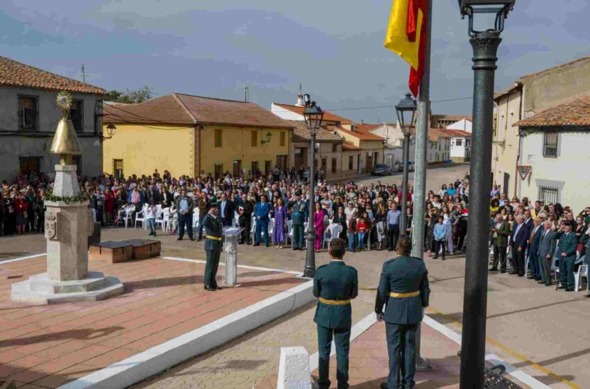 La subdelegada del Gobierno en Ciudad Real, el alcalde de Villahermosa y el Comandante de la Guardia Civil inauguran un monumento a la Virgen del Pilar