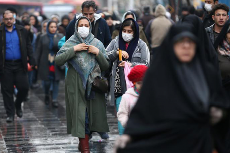Mujeres iraníes caminan por Teherán. -REUTERS