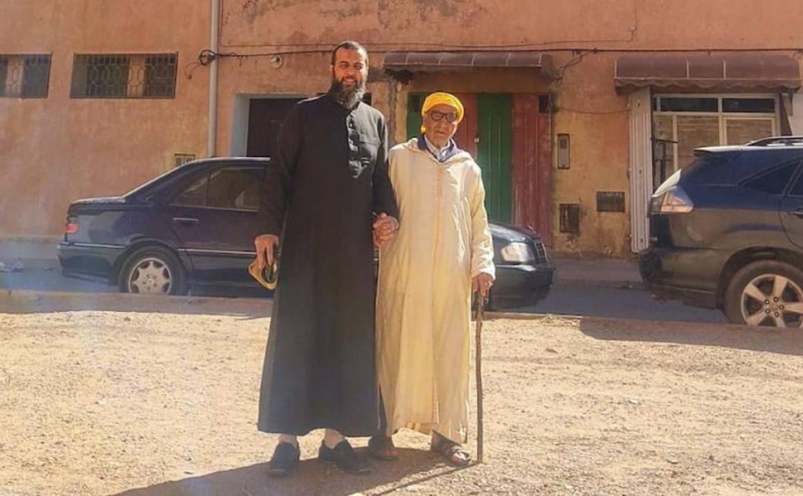 Yahya Benaouda con su padre este jueves en la ciudad marroquí de Uchda. / CEDIDA