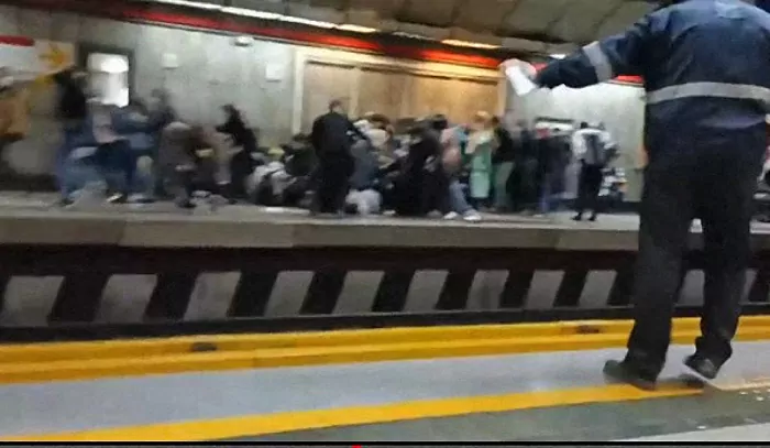 Momento de un vídeo en el que iraníes se tiran al suelo por disparos en el metro, en Teherán.