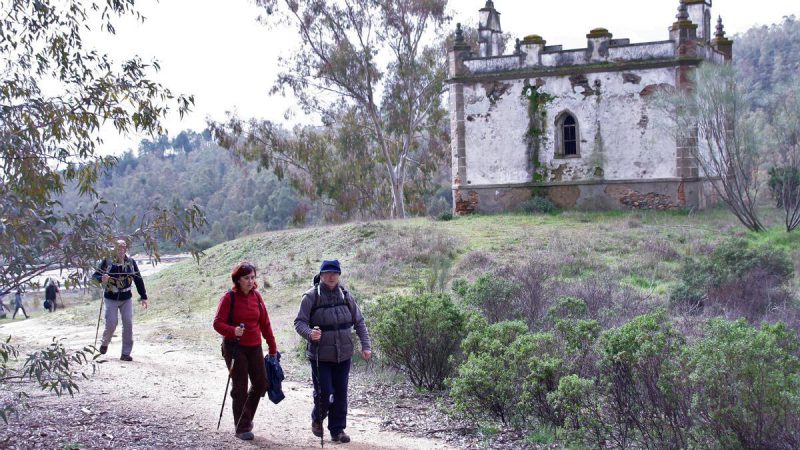 Peregrinos a su paso por la vieja ermita de San Isidro de Monesterio / Rafa Molina