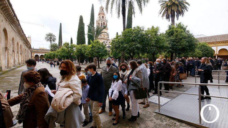 Público accediendo a la Mezquita de Córdoba.
