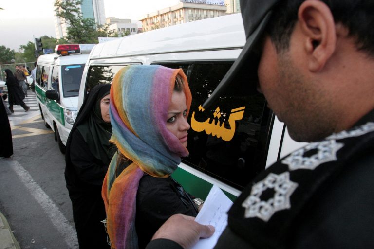 La policía moral toma nota del nombre de una mujer detenida durante una ofensiva contra la "corrupción social" en el norte de Teherán el 18 de junio de 2008. -REUTERS