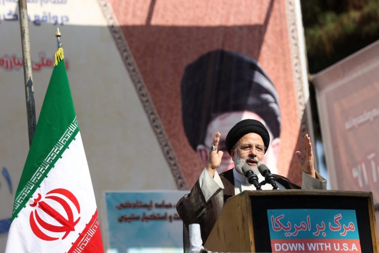 El presidente de Irán, Ebrahim Raisi, interviene durante el 43º aniversario de la expulsión de Estados Unidos de Irán, en Teherán, Irán, el 4 de noviembre de 2022.