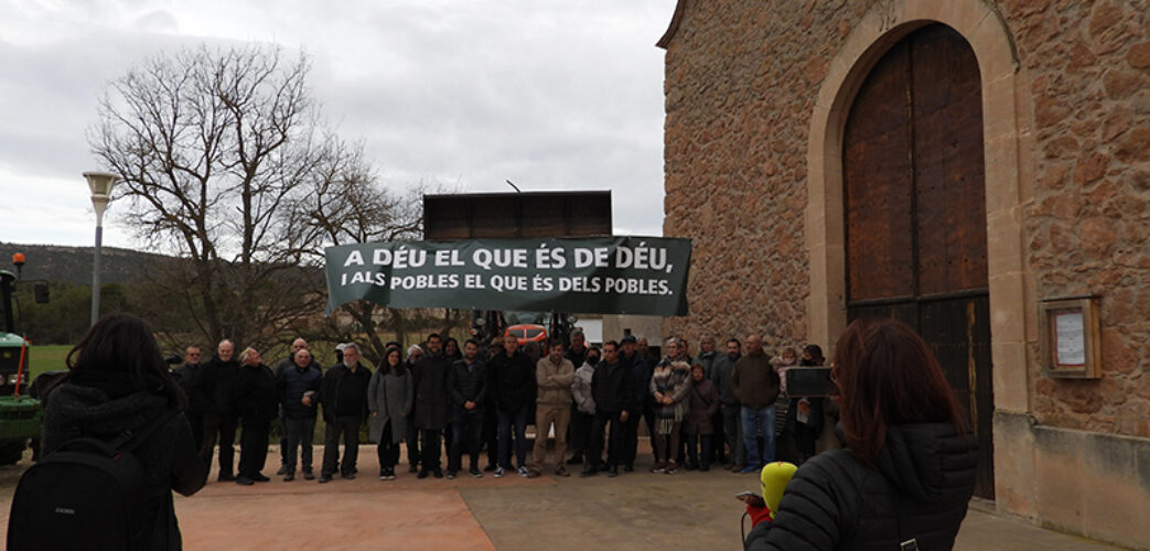 Concentració d'Unió de Pagesos el 16 de febrer del 2022 davant de l'església de Sant Andreu de Maians, al terme de Castellfollit del Boix (Bages)