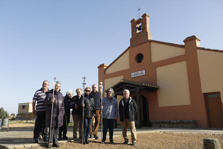 Miembros de la Cofradía del Bendito Cristo de la Vera Cruz ante la ermita cuya titularidad reclaman al Obispado. FERNANDO OTERO