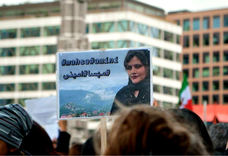 Manifestantes reunidos en Estocolmo, Suecia, tras la muerte de Mahsa Amini, de 22 años, bajo la custodia de la policía iraní de la moral. / Foto: Unsplash Artin Bakhan