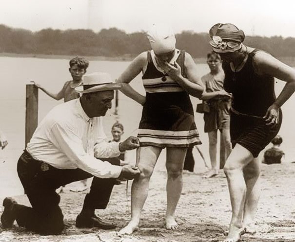 Midiendo el largo de la falda. 1920