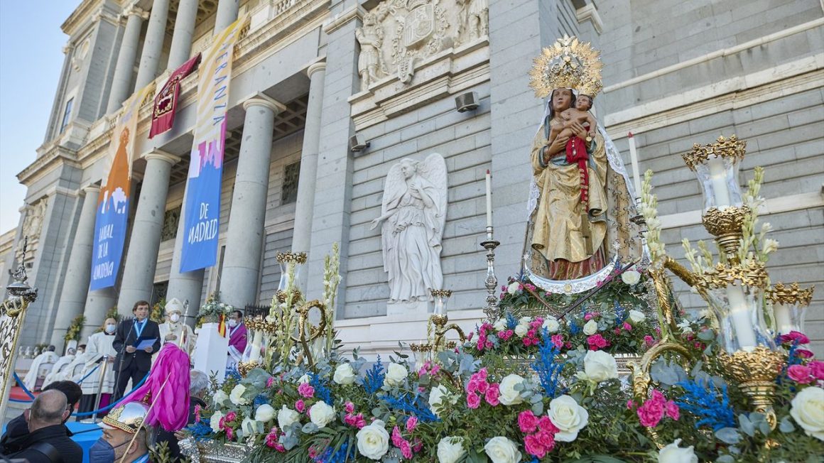 El alcalde de Madrid en la ofrenda floral a la virgen de la Almudena