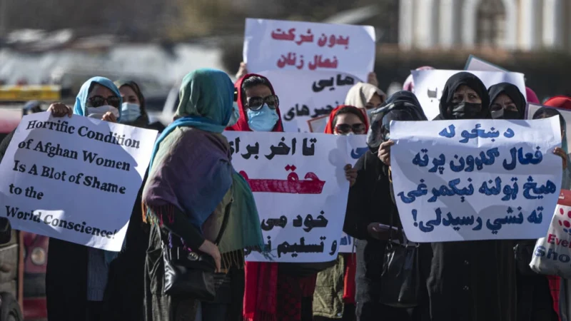 Varias mujeres sostienen carteles durante la manifestación para defender sus derechos, el 24 de noviembre de 2022 cerca de la mezquita de Shah-e-Do Shamshira, en Kabul