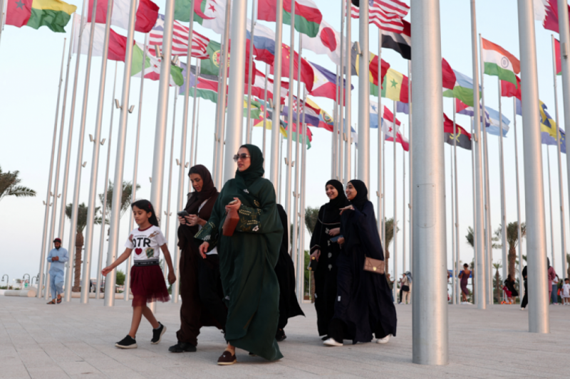 Mujeres paseando por la Plaza de las Banderas en Doha. — Marko Djurica / REUTERS
