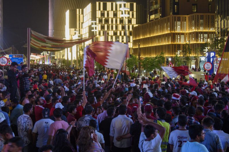 Aficionados se reúnen en Doha días antes de que dé comienzo el Mundial de Fútbol de Catar. — NOUSHAD THEKKAYIL / EFE/EPA