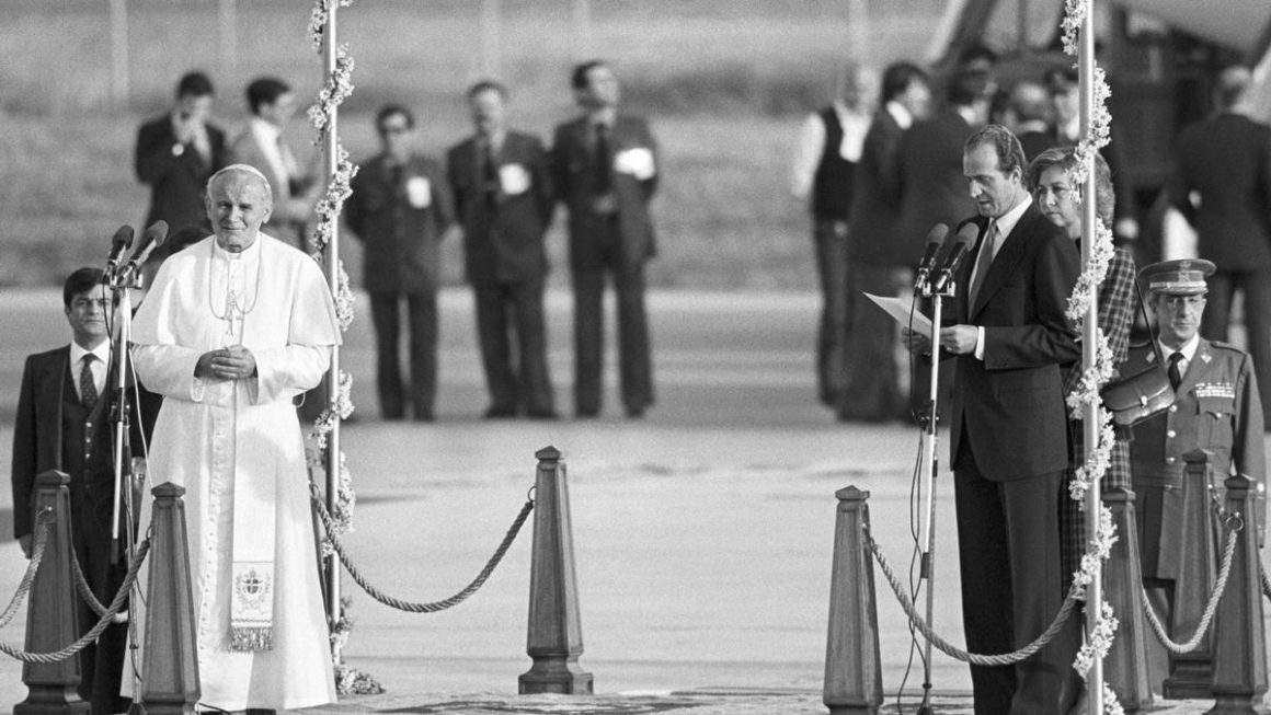 Imagen de archivo del momento del discurso de bienvenida del rey Juan Carlos a Juan Pablo II a su llegada al aeropuerto de Barajas, en 1982. EFE/ra